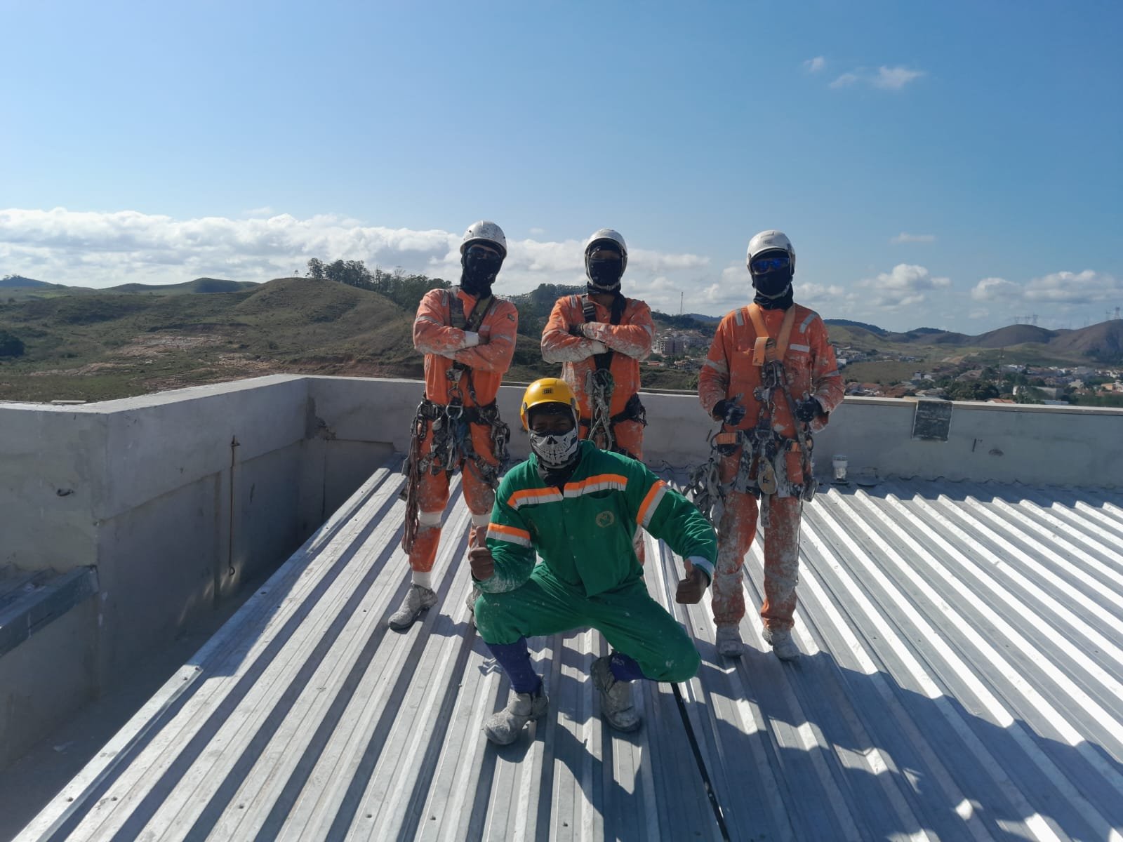 Equipe de pintura predial certificada, com uniformes e equipamentos de acesso por corda